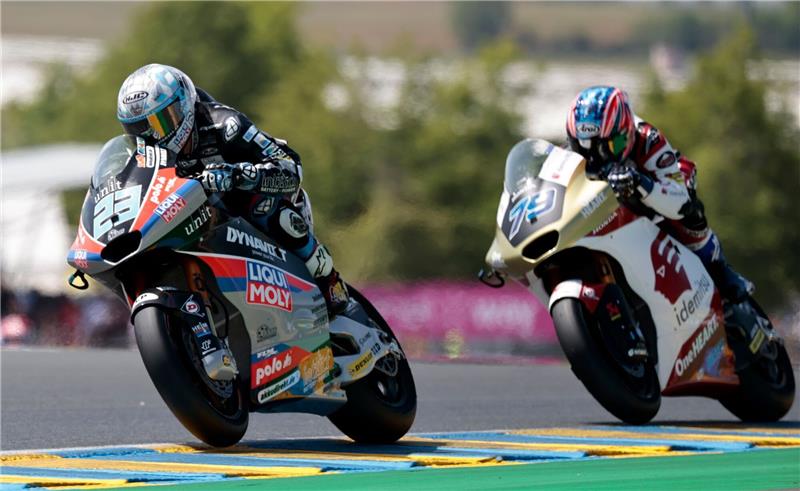 Die MotoGP ist in Deutschland kein Auslaufmodell Marcel Schrötter (l) aus Deutschland vom Team Liqui Moly Intact GP.