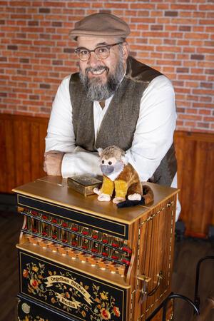 Zaubertheater und magische Momente im Harz Theaterdirektor Marco Assmann mit einer Drehorgel.