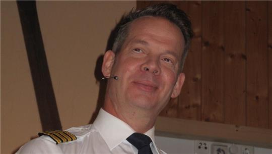 Marco Brüser tritt im Piloten-Outfit in der Hexenritt-Alm auf.