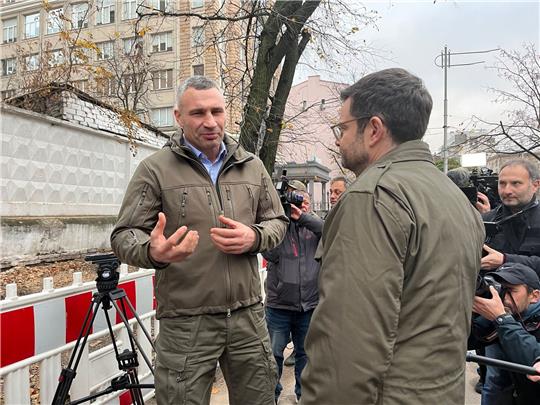Marco Buschmann (FDP, r), Bundesminister der Justiz, spricht mit Kiews Bürgermeister Vitali Klitschko vor einem durch einen Drohnenangriff zerstörten Haus in der ukrainischen Hauptstadt.