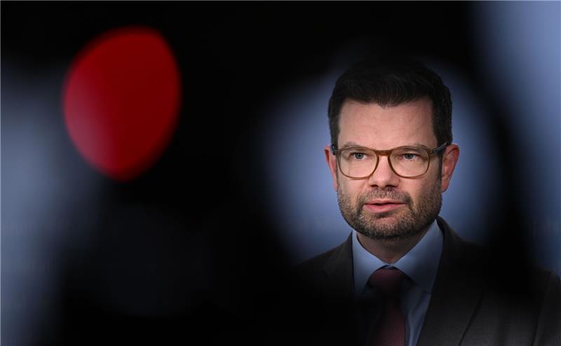Buschmann: Gewalt im politischen Streit nie legitim Marco Buschmann spricht bei einem Statement.
