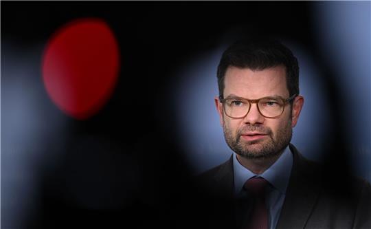 Marco Buschmann spricht bei einem Statement.