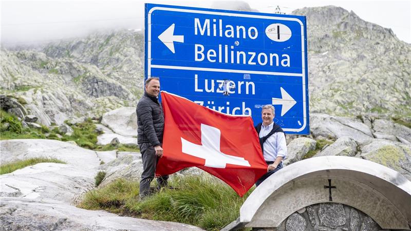 Schweiz will bei Ausländern für Durchfahrt kassieren Marco Chiesa (r) und die Schweizerische Volkspartei (SVP), wollen Anwohner der Bergkantone schützen. (Archivbild)