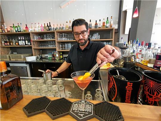 Marco De Lorenzo beim Zubereiten des Cocktails „Lucien Gaudien“.  Foto: Sowa