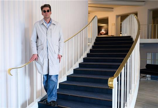 Marco Goecke, damaliger Ballettdirektor der Staatsoper Hannover, steht im Foyer der Staatsoper.