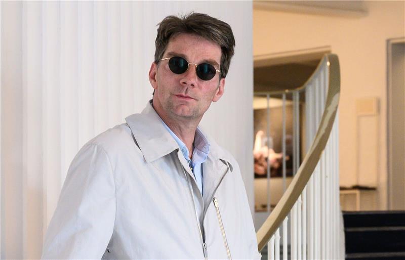 Nach Hundekot-Attacke: Goecke probt für Wiederaufnahme Marco Goecke, damals designierter Ballettdirektor der Staatsoper Hannover, steht im Foyer der Staatsoper.