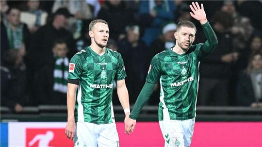 Marco Grüll (l) erzielte bei der Testspiel-Niederlage (2:3) gegen Twente Enschede einen Treffer.