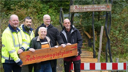 Marcus Hödl (v.l.), Leiter Technische Services Stauanlagen der Harzwasserwerke beim Betriebshof Clausthal, Markus Schreyer, Meister der Holzwerkstatt vom Betriebshof Clausthal, sowie Udo Künstel, Jens Pfeiffer und Rainer Wiedemann aus dem Vorstand vom Förderverein des Robinsonspielplatzes sind gespannt auf das vor ihnen liegende Projekt.