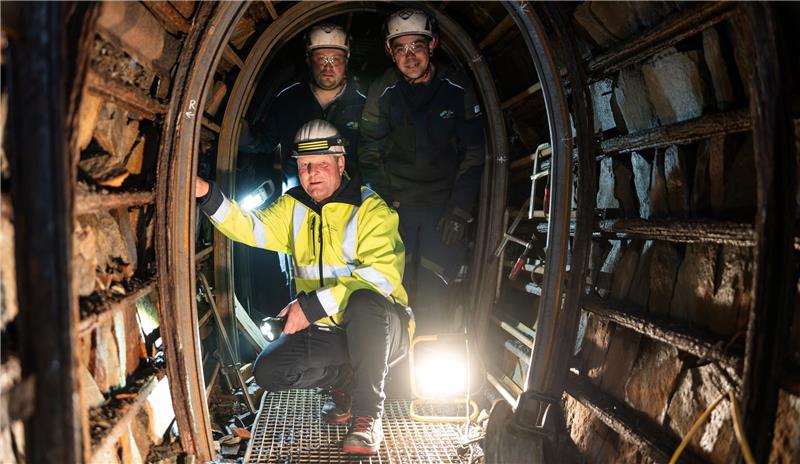 Harzwasserwerke sanieren historischen Ausbau am Knesebeckschacht Marcus Hödl (vorne), Betriebshofleiter der Harzwasserwerke und Bergbautechniker, präsentiert mit seinem Team das Ergebnis ihrer Arbeit.
