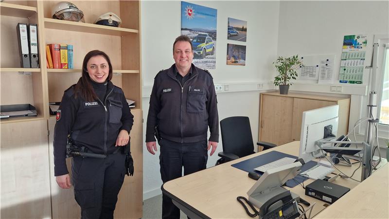 100.000 Euro: Oberharzer Polizeiwache erstrahlt in neuem Glanz Marcus Killig als Leiter des Einsatz- und Streifendienstes freut sich mit seinen Kolleginnen und Kollegen über die frisch sanierte Wache auf dem Polizeikommissariat Oberharz.