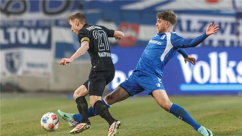 Marcus Mathisen (1. FC Magdeburg) kämpft gegen Mittelfeld Niklas Hauptmann (l, Dynamo Dresden) um den Ball.