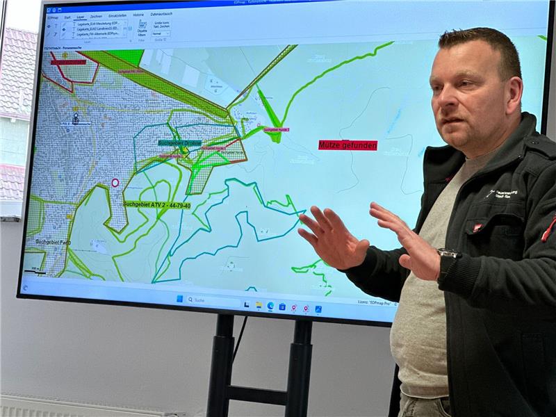 Vermisster Ex-Jugendpfleger: Polizei wertet Videoaufnahmen aus Marcus Saß, Stadtbrandmeister von Bad Harzburg, bei der Lagebesprechung am Freitagmorgen. Foto: Schlegel
