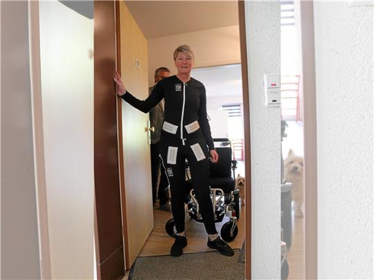 Mareike Hirschfeld im neuen Molii Suite. Der Spezialanzug wurde am Montag auf sie eingestellt, und sie trägt ihn inzwischen täglich eine Stunde. Mittlerweile kann sie schon wieder aufstehen und vorsichtig ein paar Schritte gehen. Foto: Hartmann