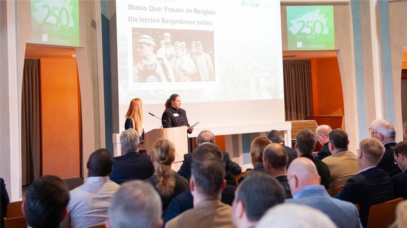 Mareike Schubert und Angela Binder referieren über Frauen im Bergbau.
