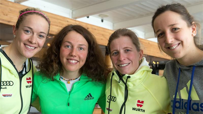 Emotionale Erinnerung an Dahlmeier: Sie war die Beste Maren Hammerschmidt (l) und Laura Dahlmeier (2.v.l.) waren viele Jahre zusammen im Biathlon unterwegs. (Archivbild)