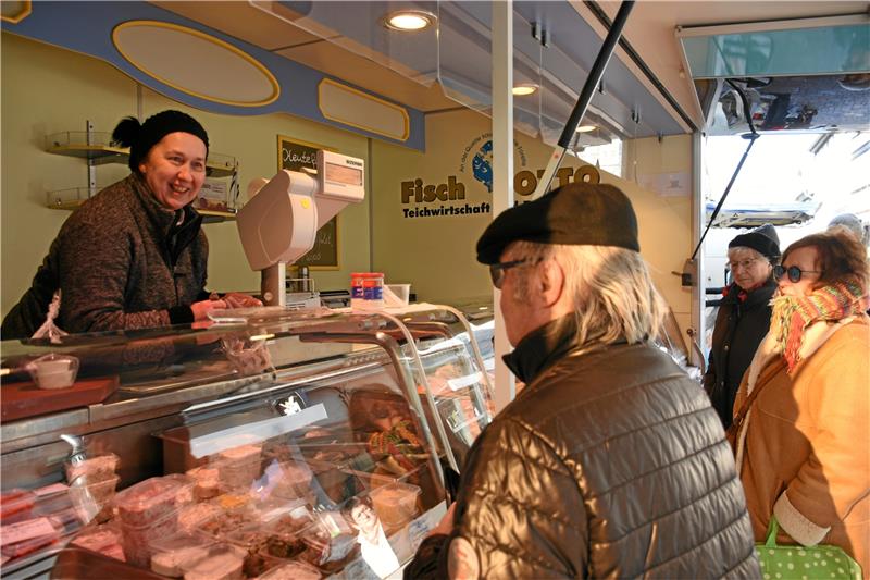 Bei „Willi“ gibt’s zum Fisch die Sprüche gratis Maren Pöhl, die alle nur als „Willi“ kennen, ist eine Institution auf dem Wochenmarkt. Auf die Wünsche ihrer „Mäuse“ stellte sie sich bei „Fisch-Otto“ im Lauf der Jahre immer stärker ein und hatte für jeden nicht nur den passenden Spruch, sondern auch den gewünschten Fisch parat. Jetzt hört sie auf – und der Chef muss erst mal selber ran. Foto: Kempfer