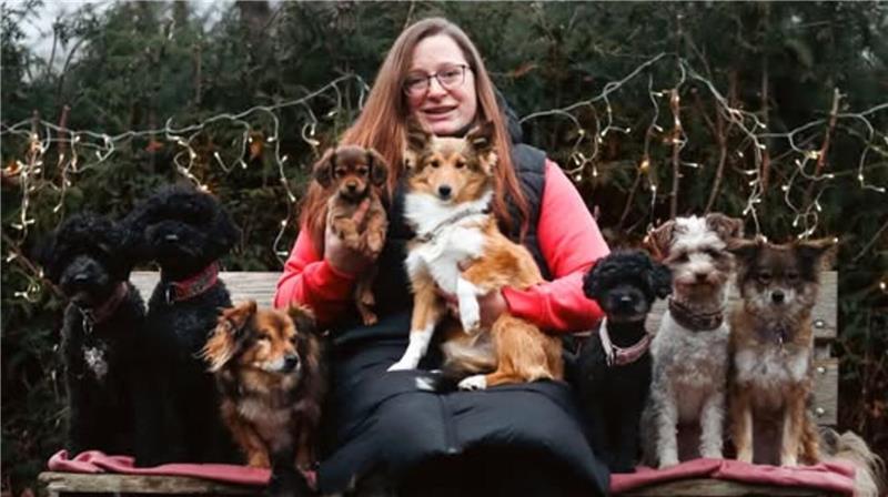 Frau mit vielen Hunden 