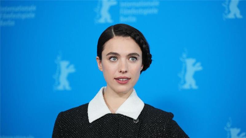 Margaret Qualley überrascht auf Pressekonferenz mit Hund Margaret Qualley kommt mit dem Film „Blue Moon“ zur Berlinale.