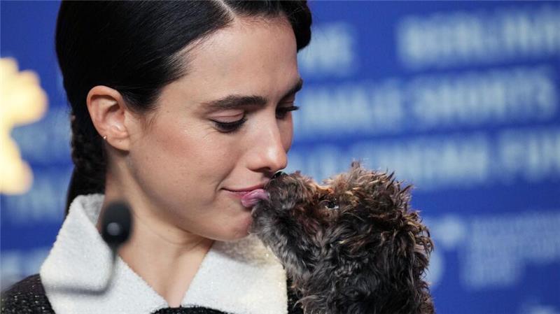 Margaret Qualley überrascht auf Pressekonferenz mit Hund Margaret Qualley präsentierte ihren Hund erstmals der Öffentlichkeit.