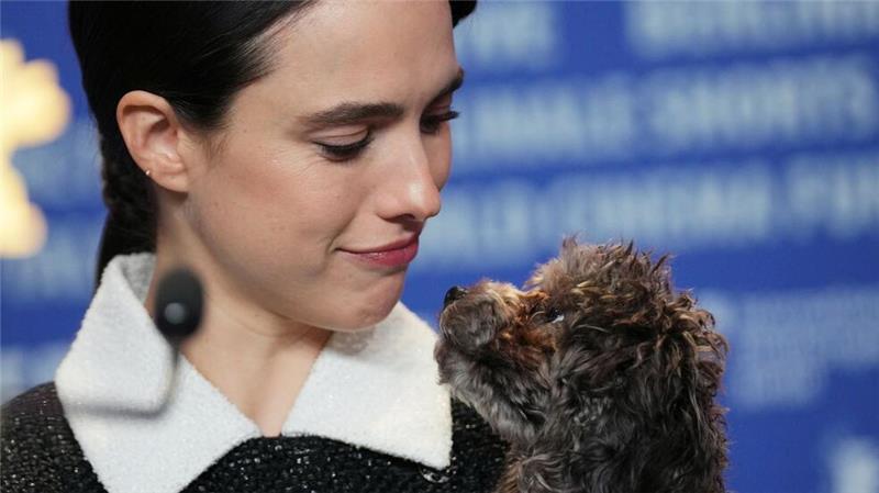 Margaret Qualley überrascht auf Pressekonferenz mit Hund Margaret Qualley präsentierte ihren Hund erstmals der Öffentlichkeit.