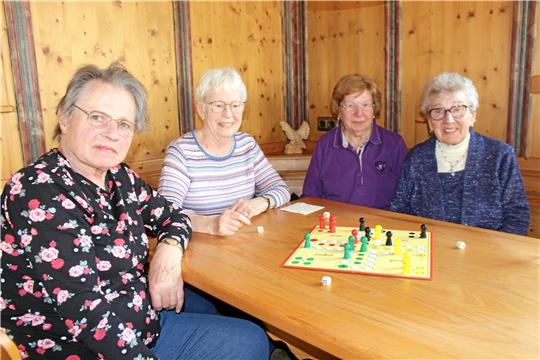 Margarete Fengler, Irene Ursenberger, Hannelore Wilhelm und Lene Voßkuhl (v.li.) spielen beim Spielenachmittag im Altenauer Landhotel „Alte Aue“ das beliebte Brettspiel „Mensch ärgere dich nicht“.  Foto: Wendt