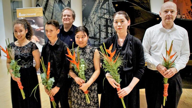 Abschlusskonzert der Internationalen Klaviertage in Goslar Margarita Dmitrashina (v.l.), Alexander Münkel, Prof. Rudolf Meister, Kina Sato, Kanon Teramachi, Dr. Hans-Jörg Knaust verzaubern das Publikum mit ihren Auftritten.