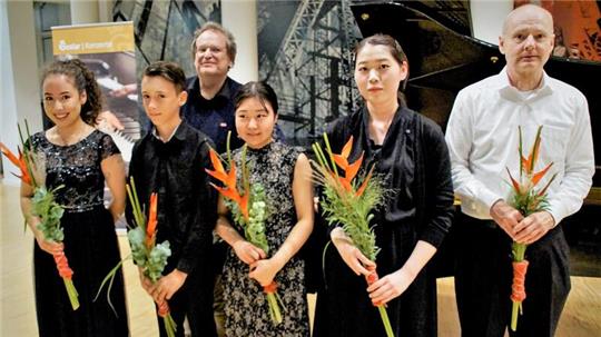 Margarita Dmitrashina (v.l.), Alexander Münkel, Prof. Rudolf Meister, Kina Sato, Kanon Teramachi, Dr. Hans-Jörg Knaust verzaubern das Publikum mit ihren Auftritten.
