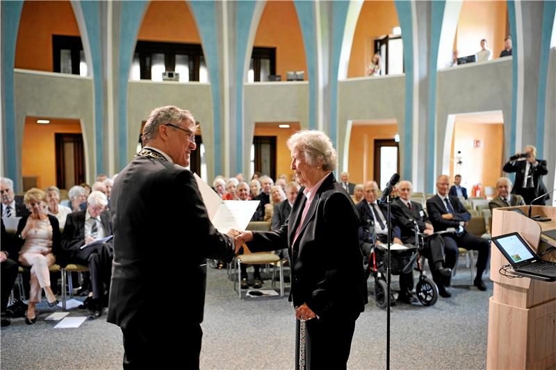 Margarita Haarmann ist die einzige Frau, die 60 Jahre nach ihrem Studienabschluss in Clausthal von Universitätspräsident Prof. Joachim Schachtner die Urkunde zum Diamant-Diplom erhält. Foto: Ernst/ TU Clausthal