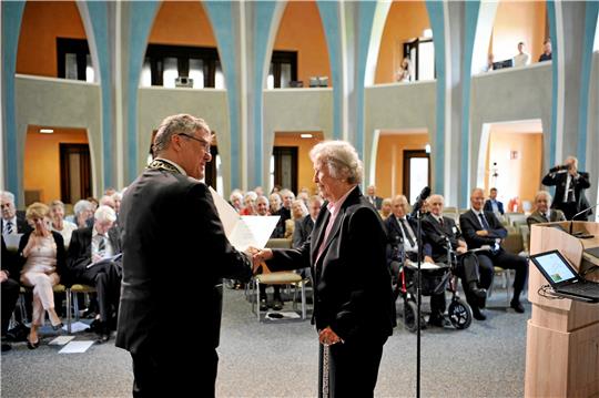 Margarita Haarmann ist die einzige Frau, die 60 Jahre nach ihrem Studienabschluss in Clausthal von Universitätspräsident Prof. Joachim Schachtner die Urkunde zum Diamant-Diplom erhält. Foto: Ernst/ TU Clausthal