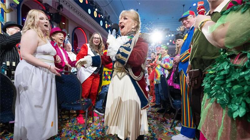 Margit Sponheimer singt ihren Evergreen „Am Rosenmontag bin ich geboren“.