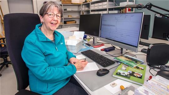 Margitta Schmidt an ihrem Arbeitsplatz im Goslarer Stadtarchiv. Foto: Martin Schenk