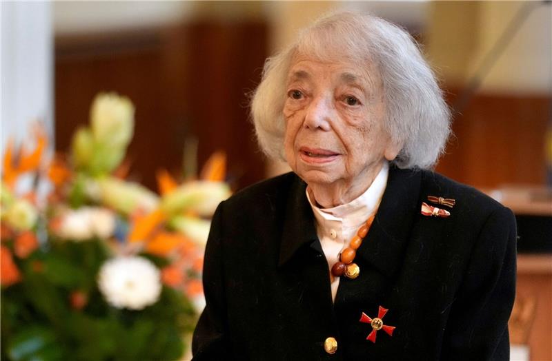 Margot Friedländer mit Bundesverdienstkreuz ausgezeichnet Margot Friedländer mit dem Bundesverdienstkreuz 1. Klasse.
