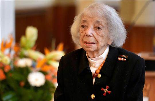 Margot Friedländer mit dem Bundesverdienstkreuz 1. Klasse.