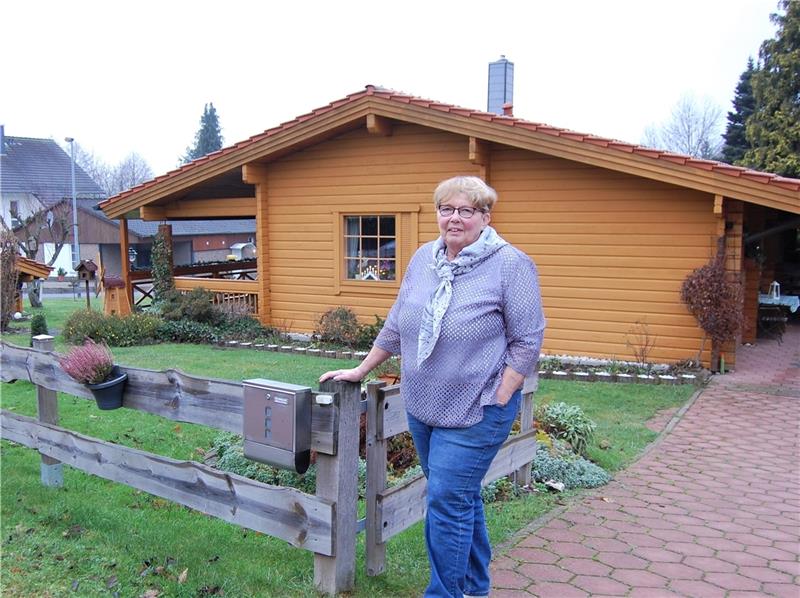 Margret Bauerochse hat sich vor 20 Jahren ihr Traumhaus in Wolfshagen gebaut.  Fotos: Heinichen