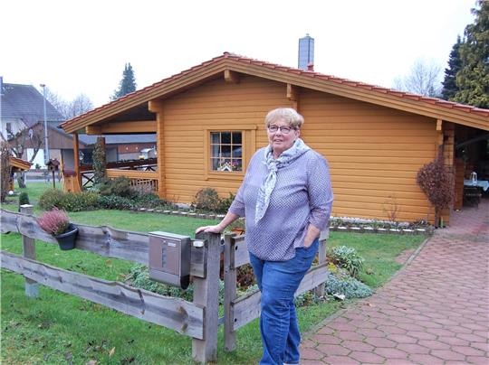 Margret Bauerochse hat sich vor 20 Jahren ihr Traumhaus in Wolfshagen gebaut.  Fotos: Heinichen