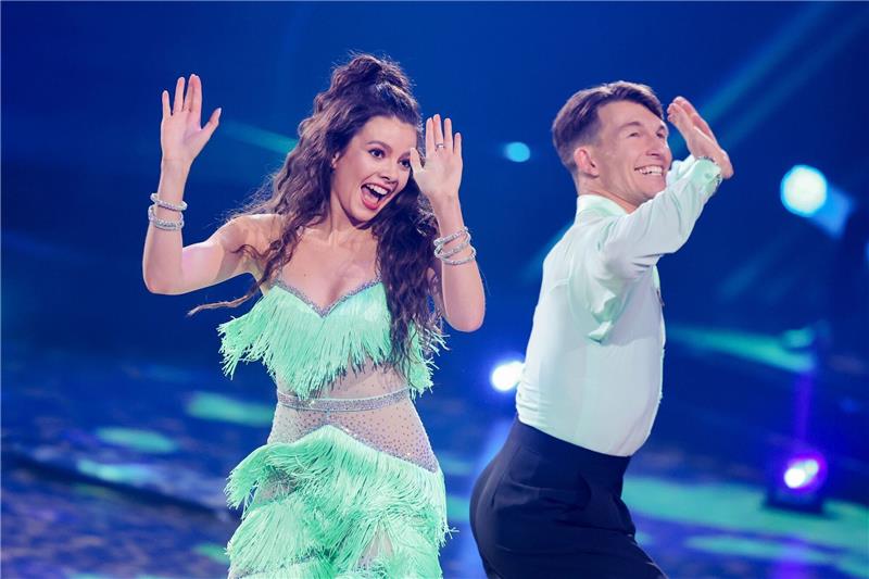 Maria Clara Groppler und Mikael Tatarkin haben zusammen Spaß beim Tanzen.