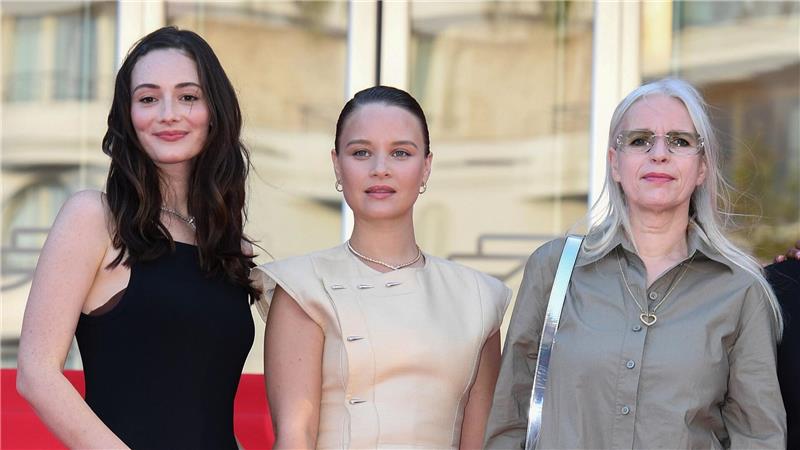 Premiere der Serie „Ku’damm 77“ in Cannes Maria Ehrich (l-r), Sonja Gerhardt und Annette Hess beim Photocall der TV-Serie „Ku’damm 77“ in Cannes.