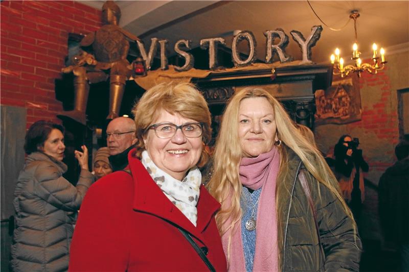 Maria Fahrenholz (li.) und Astrid Osuch von der Stadtführergilde kamen zur „Vistory“-Premiere.  Fotos: Epping