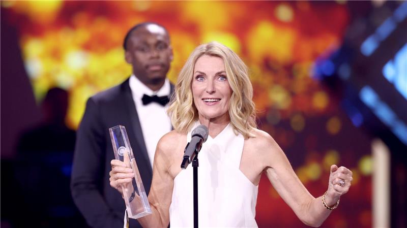 Fernsehpreis: Furtwängler rüttelt auf, Tom siegt gegen Heidi Maria Furtwängler freut sich über den Fernsehrpeis.