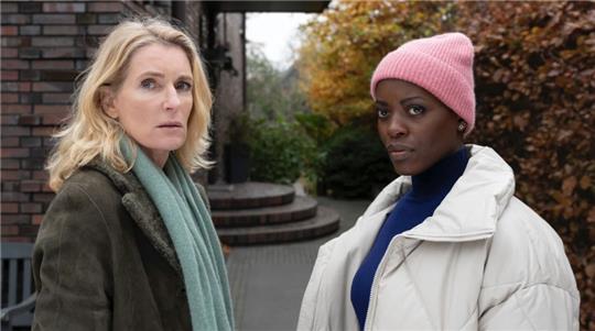 Maria Furtwängler und Florence Kasumba haben für mehrere „Tatort“-Folgen zusammen in Göttingen gedreht. Nun soll Furtwänglers Figur Charlotte Lindholm nach Hannover zurückkehren. Foto: Christine Schröder (NDR)