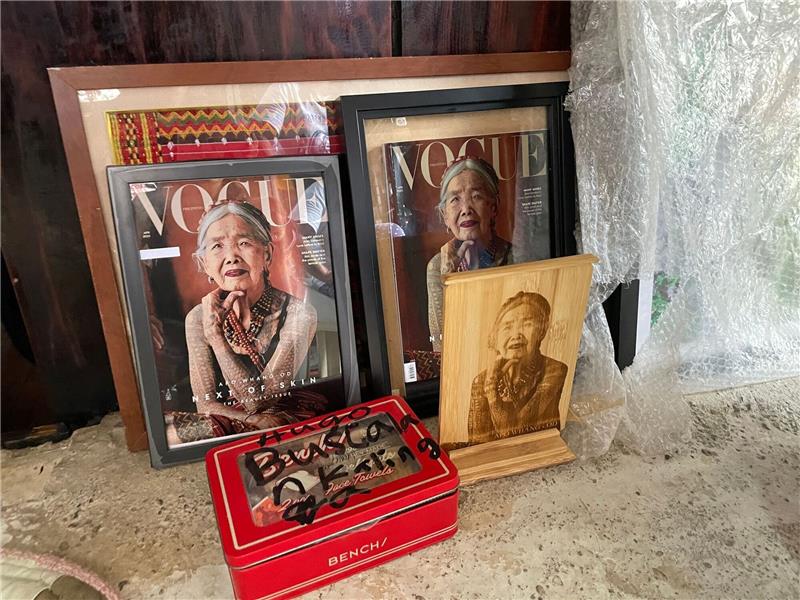 Tattoo-Kunst mit 106: Zu Besuch bei Vogue-Covergirl Whang-Od Maria Oggay, die älteste Mambabatok oder traditionelle Tätowiererin auf den Philippinen, ist auf dem Cover der "Vogue" zu sehen.