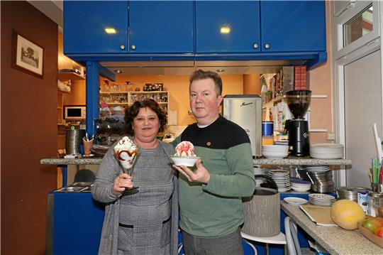 Maria und Nihad Dzananovic präsentieren einen Raffaelo-Becher und ein Spaghetti-Eis. Ihre Eisdiele betreiben sie am Montag seit 30 Jahren. Fotos: Jambrek