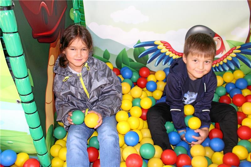 Kinderfest in Festenburg lässt kleine Herzen höherschlagen Maria und Sascha spielen gemeinsam im Bälleparadies. Foto: Wendt