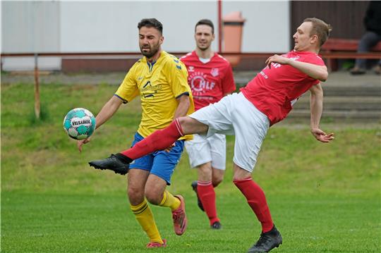 Marian Makowski vom FC Groß Döhren macht sich lang, damit der heranstürmende Iskender Püryan vom TSV Gielde nicht an den Ball kommt. Foto: Drechsler