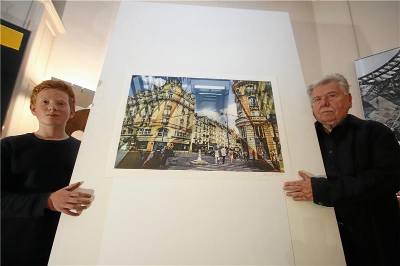 Marian und Gerd Winner vor einer Arbeit des Künstlersohnes: Zu sehen sind Werke zum Thema „Quartiers de Paris“ morgen im Dörntener Atelier.  Foto: Gereke
