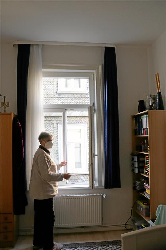 Marianne Gottschling am Fenster.