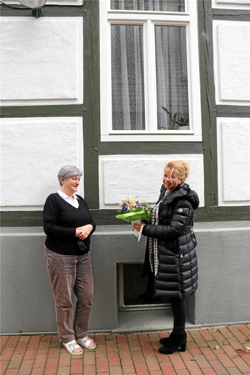 Friedensschluss im Goslarer Fensterstreit Marianne Gottschling (links) bekommt Blumen und eine gute Nachricht von Urte Schwerdtner. Foto: Hartmann