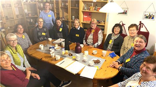 Marianne Schirrmeister (stehend) leitet jetzt den Ökumenischen Arbeitskreis Kirchenladen und lädt Vorstandskolleginnen und Mitarbeiterinnen zu einem Treffen in den Laden ein.