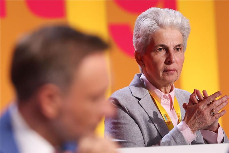 FDP will Fitnesskur für Deutschland Marie-Agnes Strack-Zimmermann war vor dem Parteitag vom FDP-Bundesvorstand einstimmig als Spitzenkandidatin für die Europawahl 2024 nominiert worden.