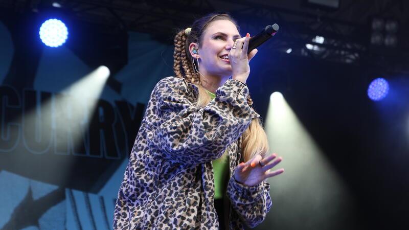 Buntes Festival mit Schwimmnudeln und Geburtstagsparty Marie Curry von Neonschwarz mit Solo-Auftritt.